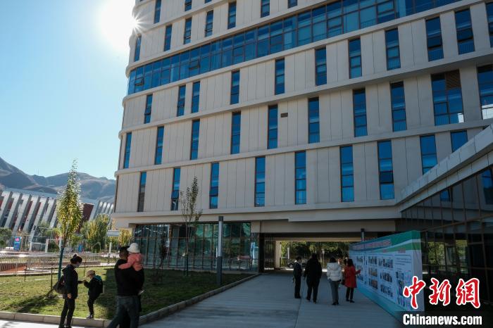 因疫情防控需要，此次義診活動進行了人數(shù)限定。圖為西藏民眾帶著孩子到醫(yī)院就診?！〗w波 攝