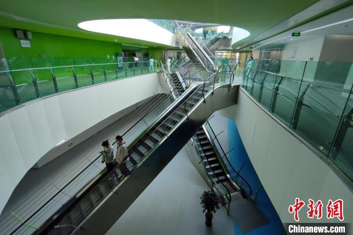 圖為西藏自治區(qū)婦產(chǎn)兒童醫(yī)院內(nèi)景?！〗w波 攝
