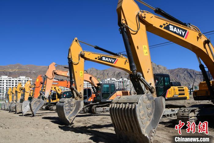 圖為人大附中拉薩學(xué)校開(kāi)工奠基儀式現(xiàn)場(chǎng)。　貢嘎來(lái)松 攝