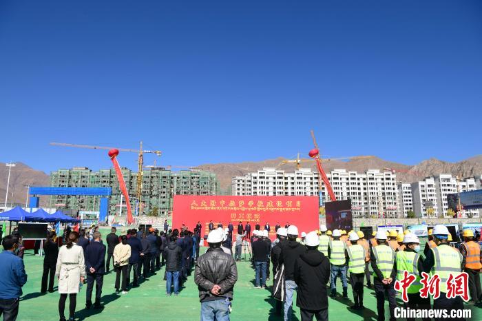 圖為人大附中拉薩學(xué)校開(kāi)工奠基儀式現(xiàn)場(chǎng)?！∝暩聛?lái)松 攝