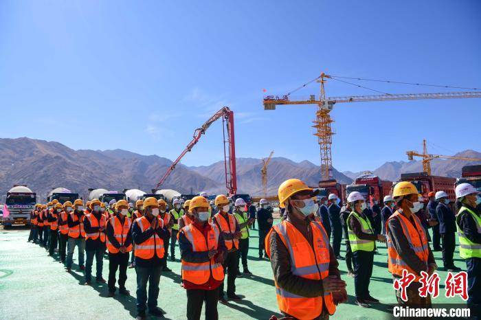 圖為人大附中拉薩學(xué)校開(kāi)工奠基儀式現(xiàn)場(chǎng)。　貢嘎來(lái)松 攝