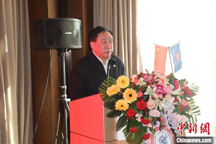 圖為中國(guó)非公立醫(yī)療機(jī)構(gòu)協(xié)會(huì)常務(wù)副會(huì)長(zhǎng)兼秘書(shū)長(zhǎng)郝德明致辭?！№n相澤 攝