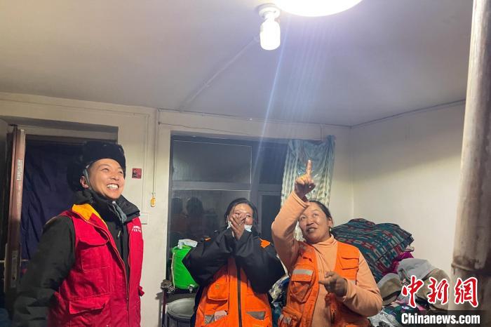 青藏公路109道班接入大網(wǎng)電?！?閆昱翰 　攝