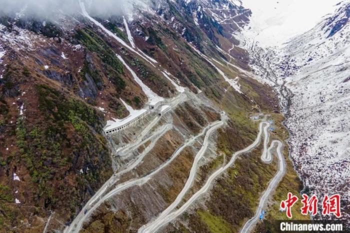 圖為嘎隆拉隧道南段，穿過(guò)該隧道后便正式進(jìn)入了墨脫縣范圍。