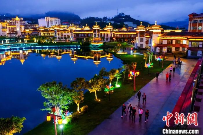 墨脫入夜，華燈初上，昔日“高原孤島”如今日漸繁華。
