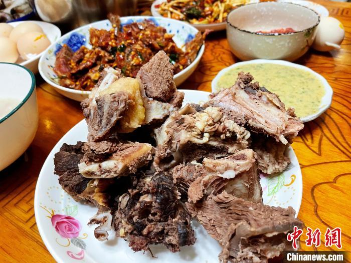 圖為除夕之夜的大餐?！∪轿木?攝