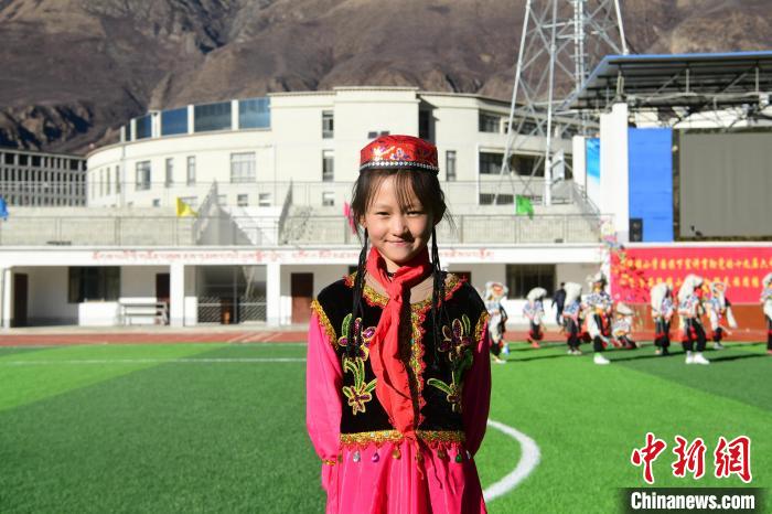 圖為加查縣安繞鎮(zhèn)小學回族學生馬萍?！∝暩聛硭?攝