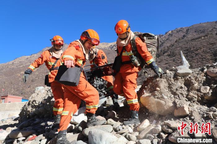 圖為參訓(xùn)消防指戰(zhàn)員密切配合進(jìn)行訓(xùn)練。　昌都市森林消防支隊(duì)江達(dá)縣中隊(duì) 攝