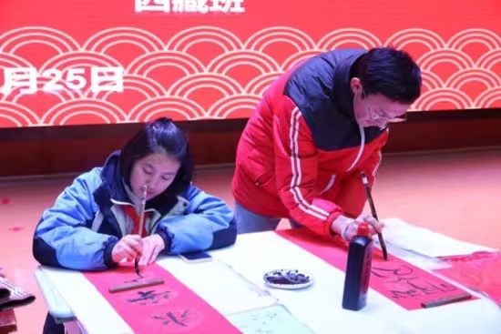 現(xiàn)場書寫春聯(lián)。梁超攝