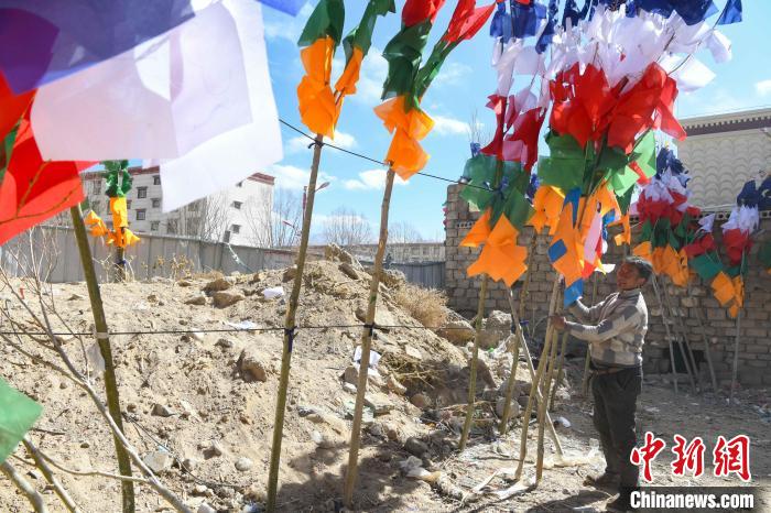 圖為拉薩街頭出售的五彩經(jīng)幡?！∝暩聛硭?攝