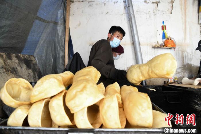 圖為拉薩手藝人制作藏歷新年供品“德卡”。　貢嘎來松 攝