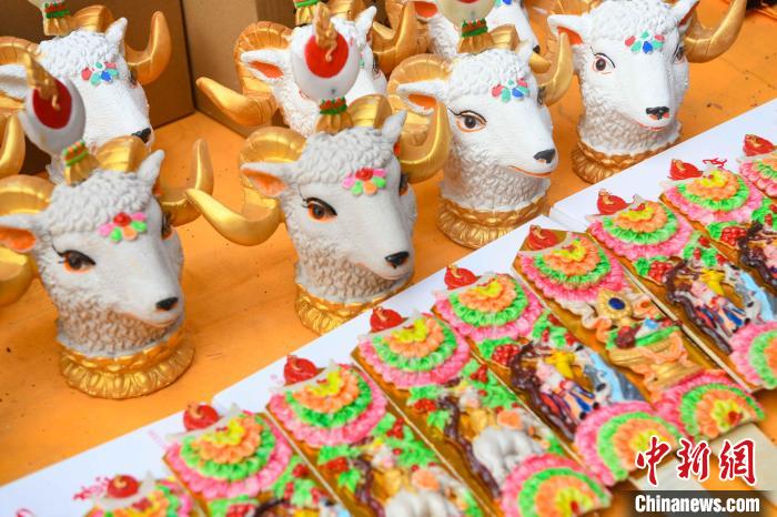 圖為拉薩市場上待售的吉祥羊頭?！∝暩聛硭?攝