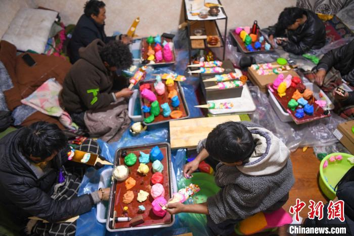 圖為拉薩手藝人制作年貨酥油花。　貢嘎來松 攝