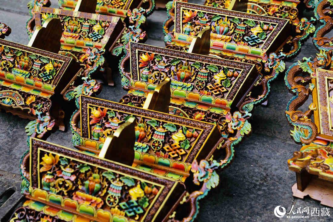 年貨市場上的切瑪盒。（切瑪盒是藏歷新年吉祥物，是在精制斗型木盒中用隔板分開，分別盛入炒麥粒和糌粑，插上“仔卓”，象征著人壽年豐、吉祥如意。）人民網(wǎng) 次仁羅布攝