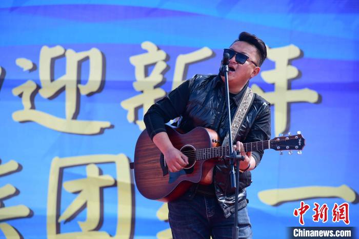 圖為文藝匯演現(xiàn)場(chǎng)。　貢嘎來松 攝