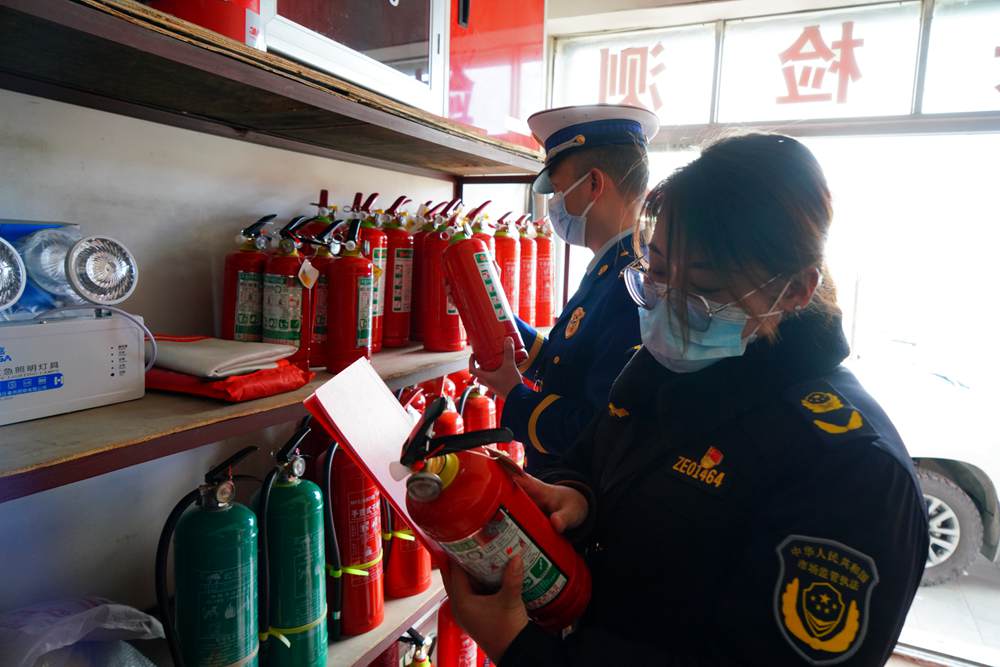 檢查消防器材。圖片由那曲消防提供