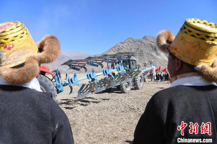 圖為拉薩市曲水縣茶巴朗村春耕儀式現場。　貢嘎來松 攝