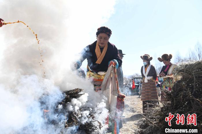 圖為拉薩市曲水縣茶巴朗村村民在春耕儀式前煨桑?！∝暩聛硭?攝