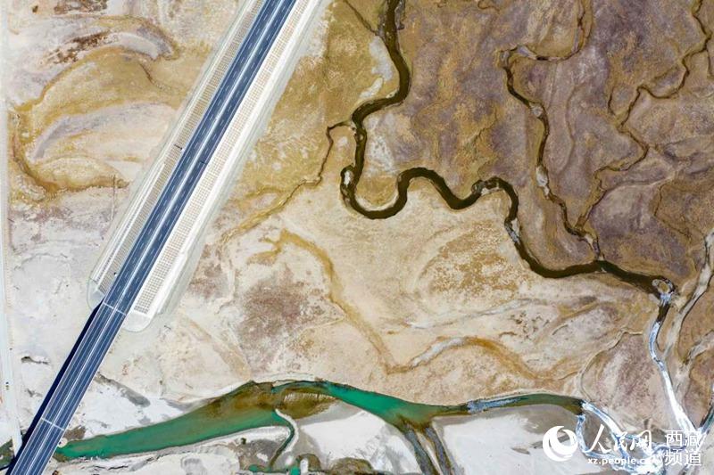 那拉高速公路。徐馭堯攝