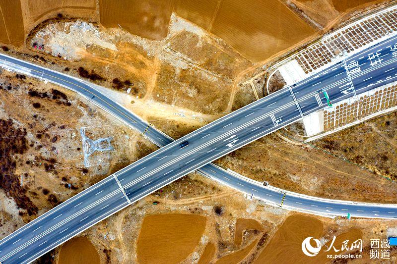 拉林高等級公路。徐馭堯攝