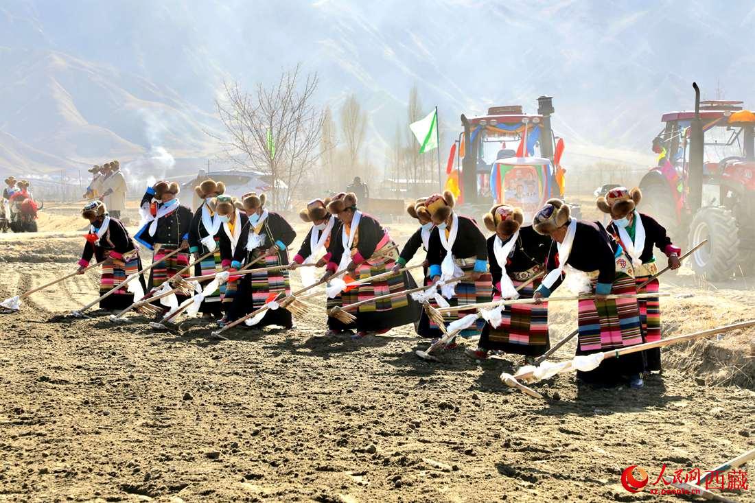 當?shù)卮迕裆碇?jié)日盛裝，舉行春耕儀式。人民網(wǎng) 次仁羅布攝