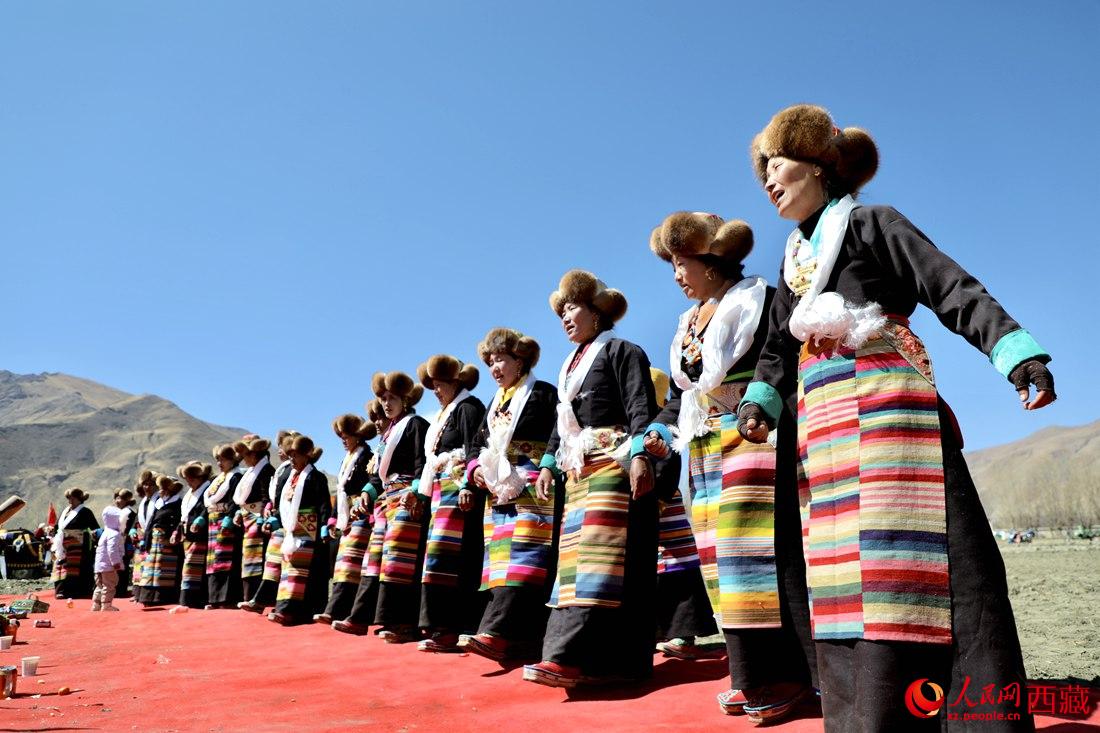 儀式結束后，農(nóng)田上仍洋溢著喜慶氣氛，村民們邊唱邊跳起了鍋莊舞。人民網(wǎng) 次仁羅布攝