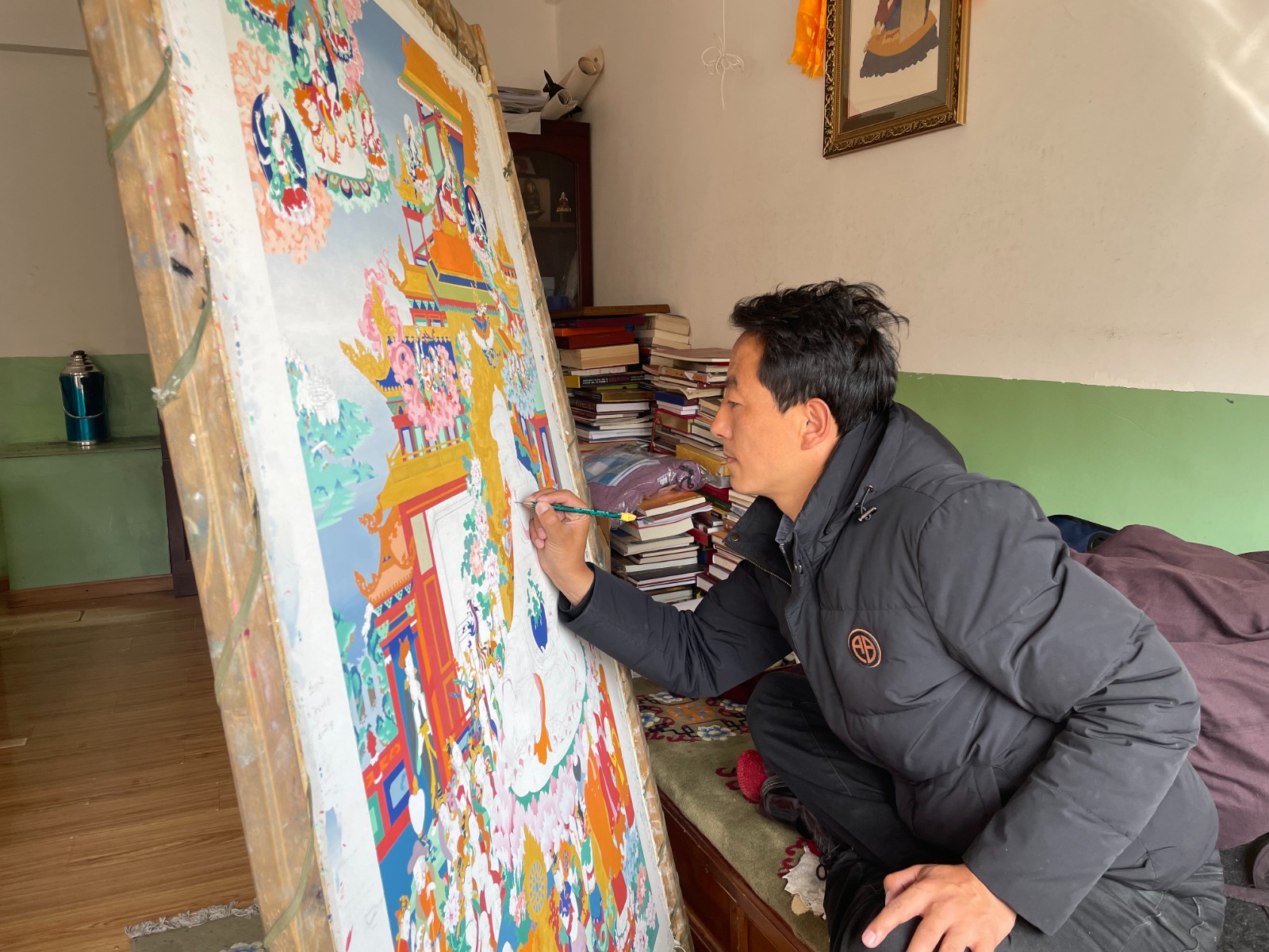 貢覺杰正在繪畫唐卡。1(1815009)-20220318090842.jpg