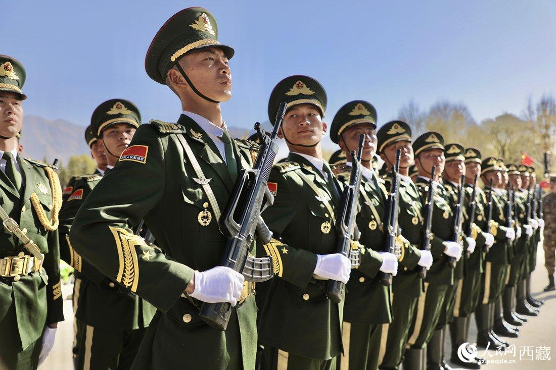 國(guó)旗護(hù)衛(wèi)隊(duì)隊(duì)員。人民網(wǎng)次仁羅布 攝