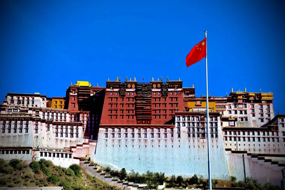 五星紅旗迎風(fēng)飄揚(yáng)。人民網(wǎng) 次仁羅布攝