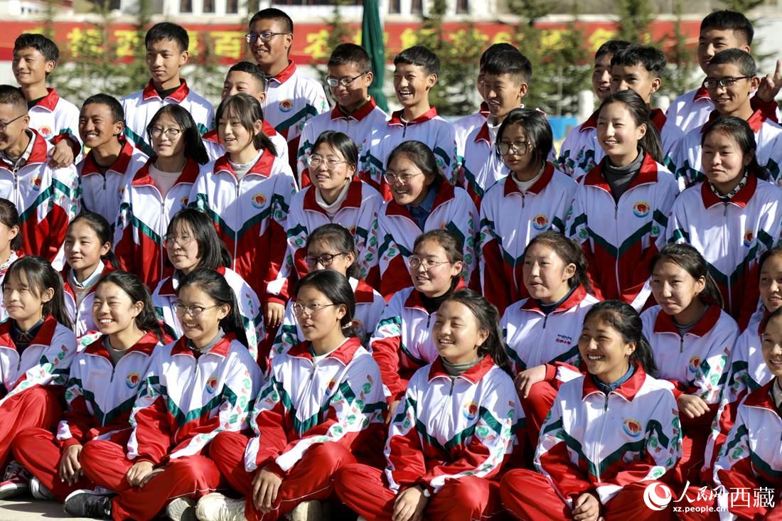 學(xué)生代表們合影留念。人民網(wǎng) 次仁羅布攝