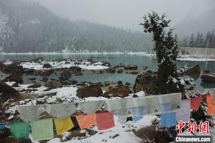 然烏湖春雪飄落?！∪轿木?攝