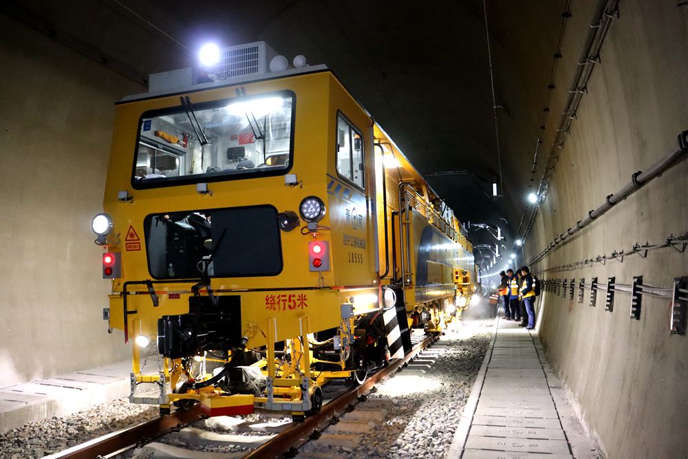 拉林鐵路迎來“大黃蜂”。祁國慶攝