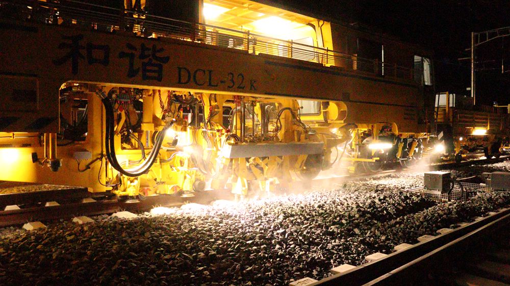 拉林鐵路迎來“大黃蜂”。祁國慶攝