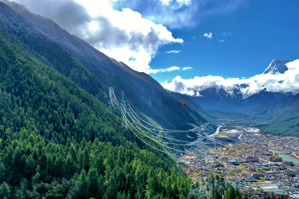 對(duì)波林線進(jìn)行巡視檢查。閆昱翰攝