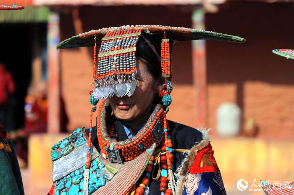 普蘭群眾展示特色服飾。人民網(wǎng) 李海霞攝