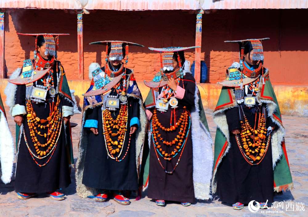 身著特色服飾跳“宣”舞。人民網(wǎng) 李海霞攝