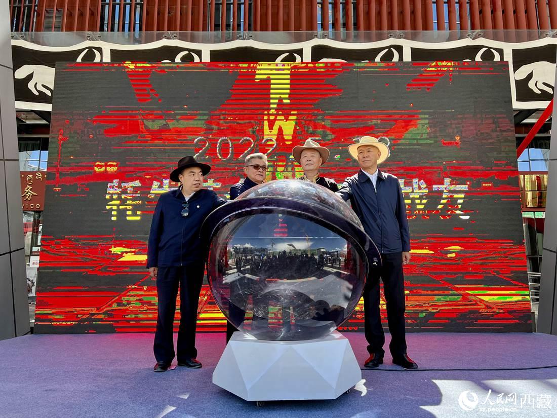 《牦牛革命》《無言的戰(zhàn)友》紅色群雕揭幕儀式。人民網(wǎng) 次仁羅布攝