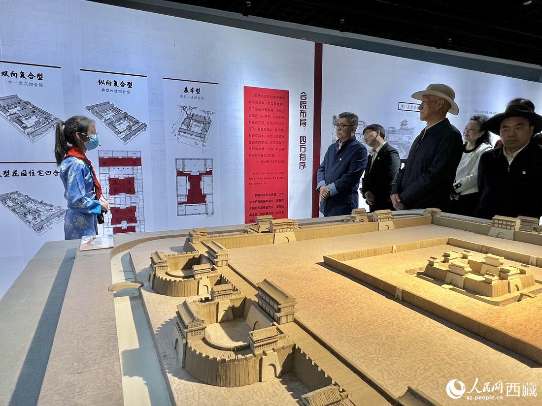 參觀人員認(rèn)真聆聽講解員的解說。人民網(wǎng) 次仁羅布攝