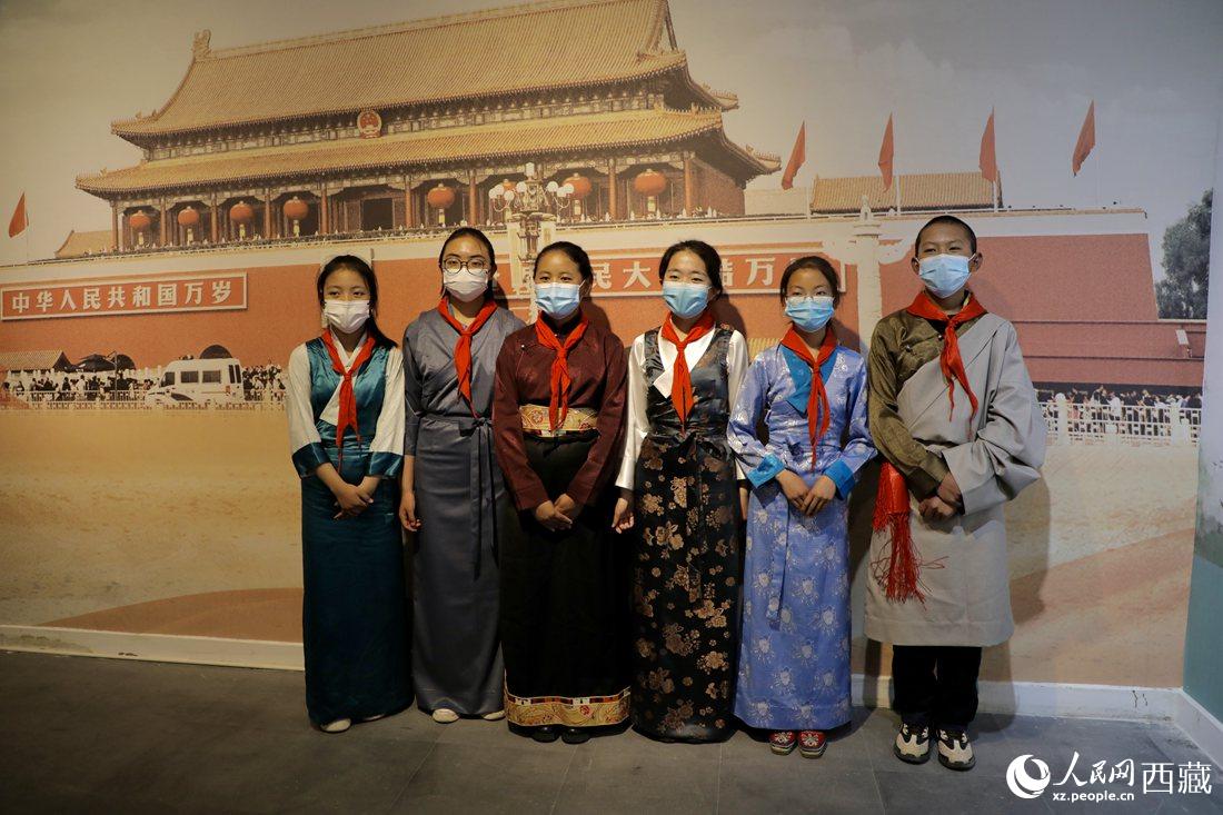 拉薩市北京實(shí)驗(yàn)中學(xué)的小講解員們。人民網(wǎng) 次仁羅布攝