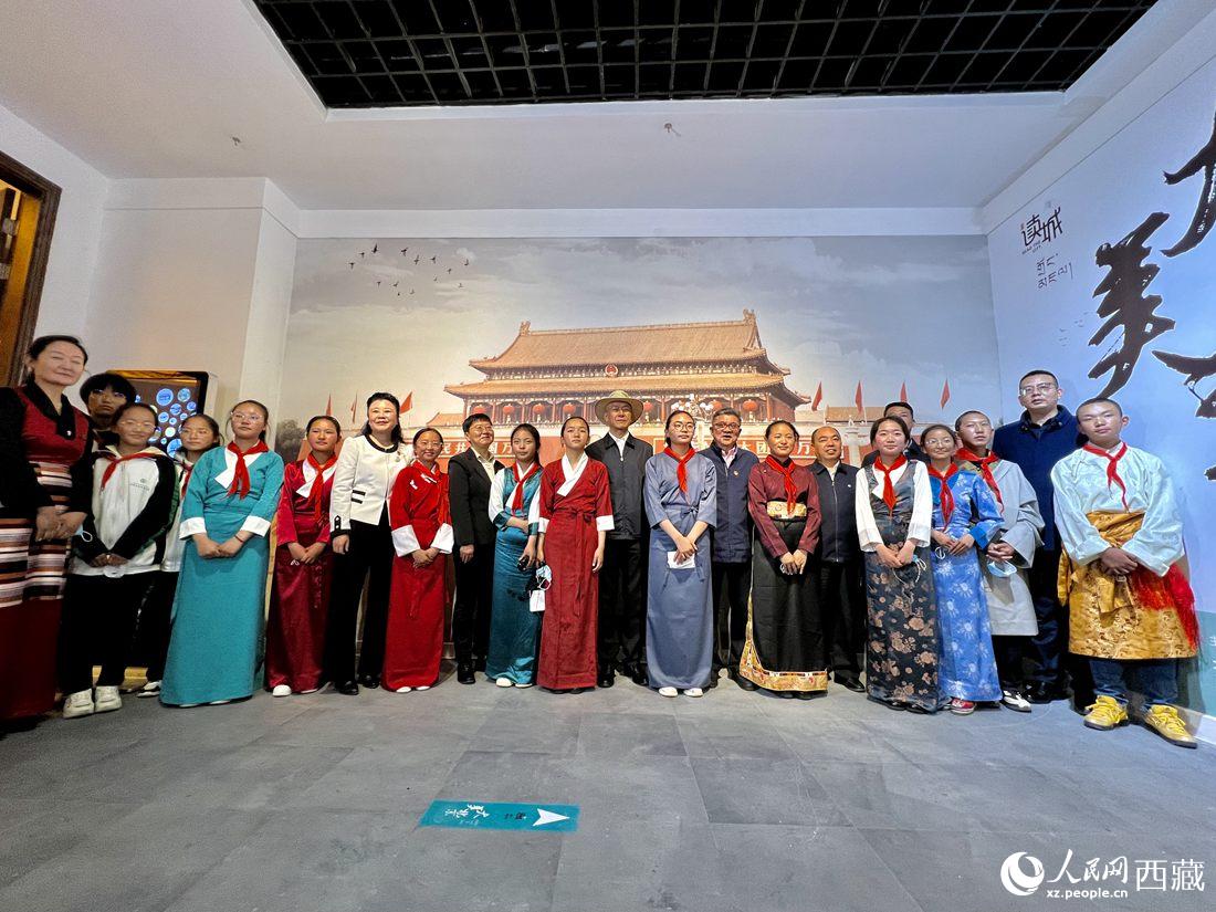 合影留念。人民網(wǎng) 次仁羅布攝