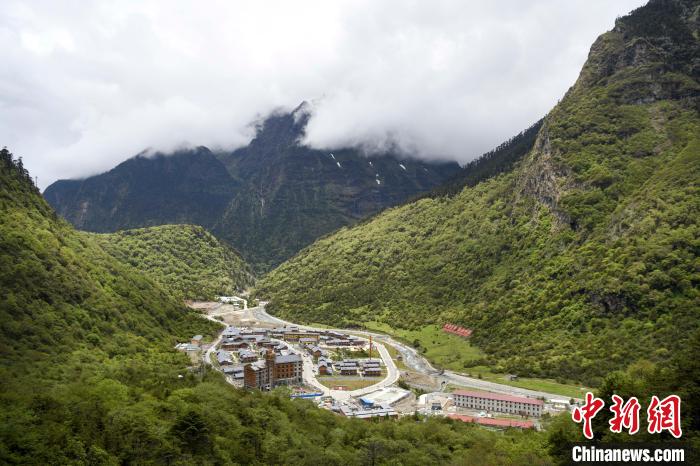 位于山間的玉麥鄉(xiāng)。