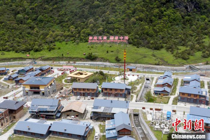 “家是玉麥 國是中國”的大字豎立在玉麥鄉(xiāng)旁的山腳上?！钊A峰 攝