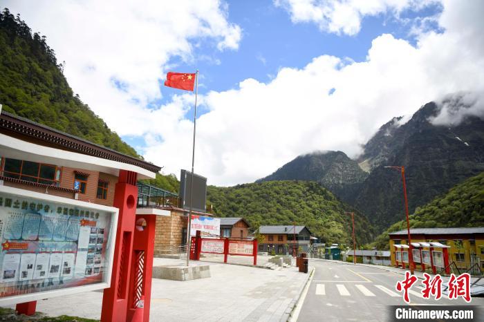 玉麥鄉(xiāng)內道路變成了硬化路?！钊A峰 攝