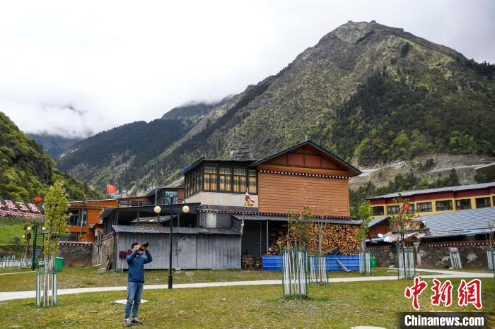 一位攝影愛好者在玉麥鄉(xiāng)拍攝?！钊A峰 攝