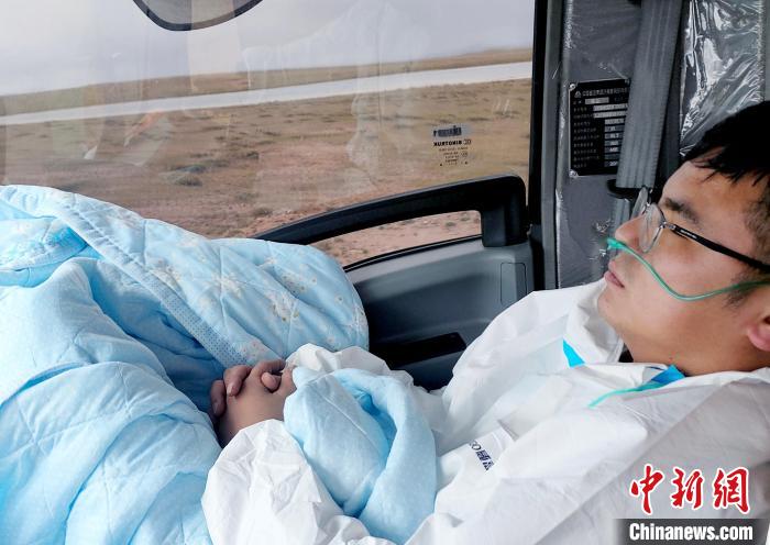 從咸陽(yáng)開(kāi)始到拉薩，閆光宇和朋友吃住均不離車?！∴嵟?攝