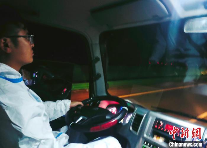 星夜疾馳，只為讓防疫物資早日抵達(dá)西藏?！∴嵟?攝