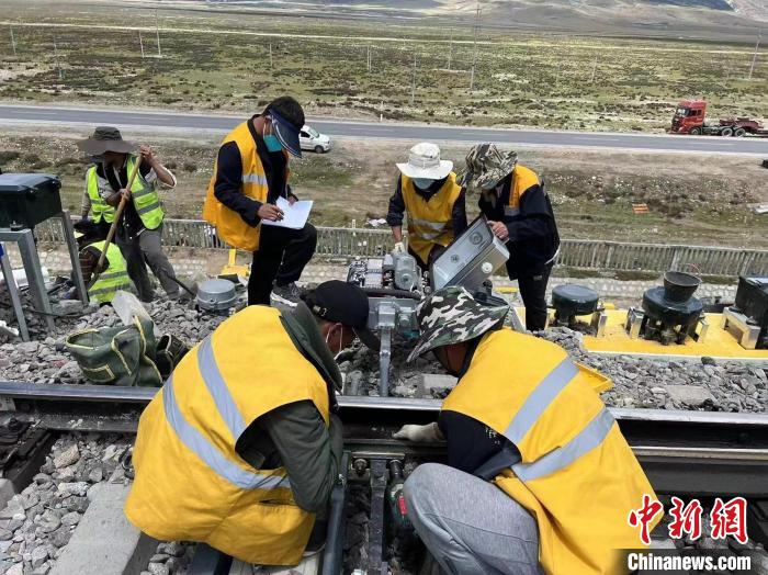 圖為青藏鐵路基礎(chǔ)設(shè)施“升級(jí)換代”施工現(xiàn)場(chǎng)?！‖F(xiàn)場(chǎng)作業(yè)人員供圖