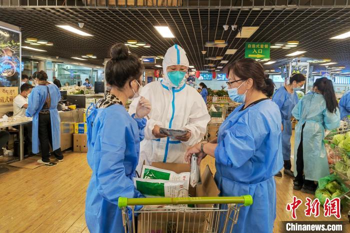 圖為疫情期間，西藏格拉丹東超市調(diào)配物資，保障市場供應?！∈茉L者供圖