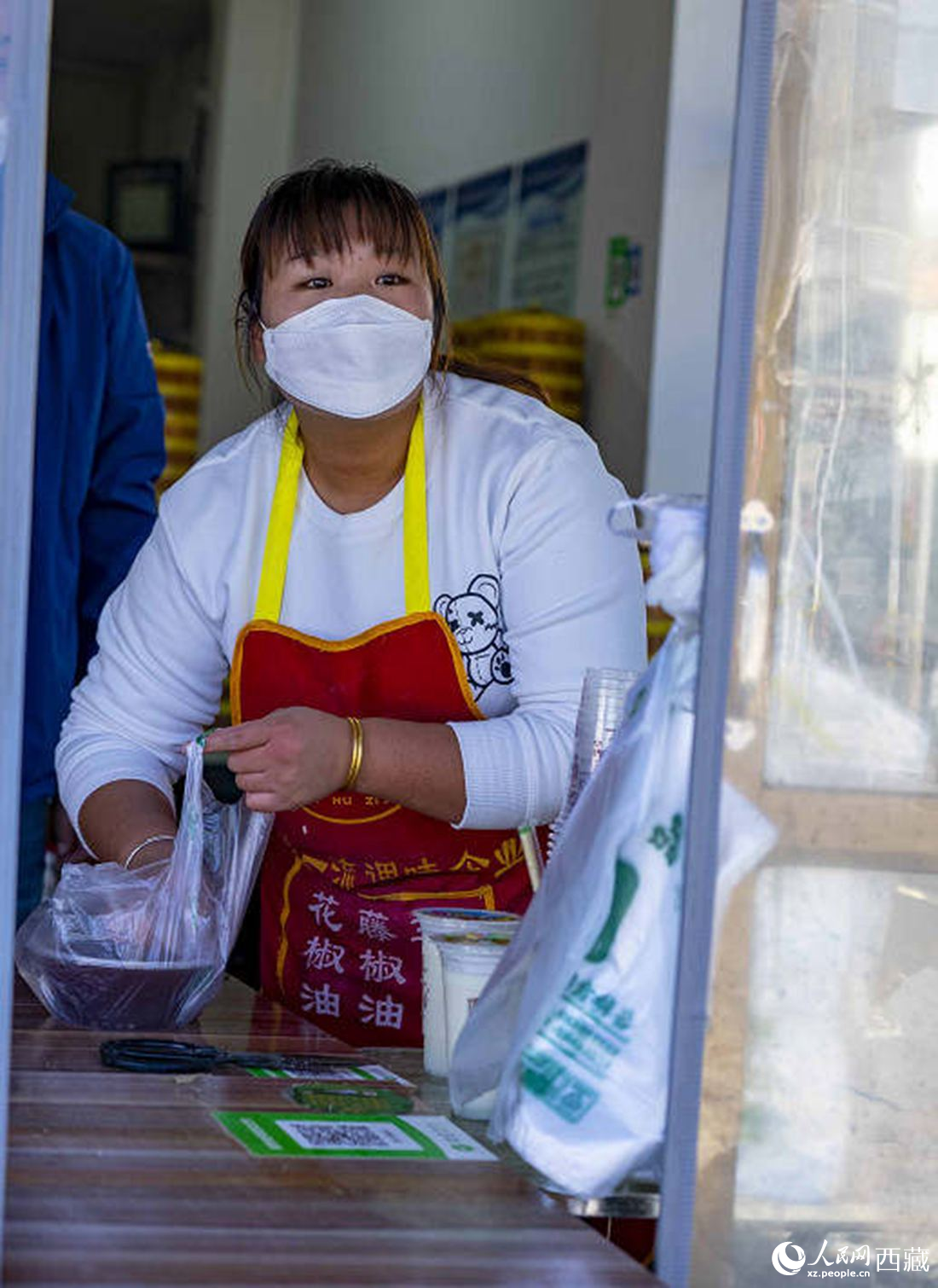 包子店老板正在為顧客打包早餐。人民網(wǎng) 次仁羅布攝