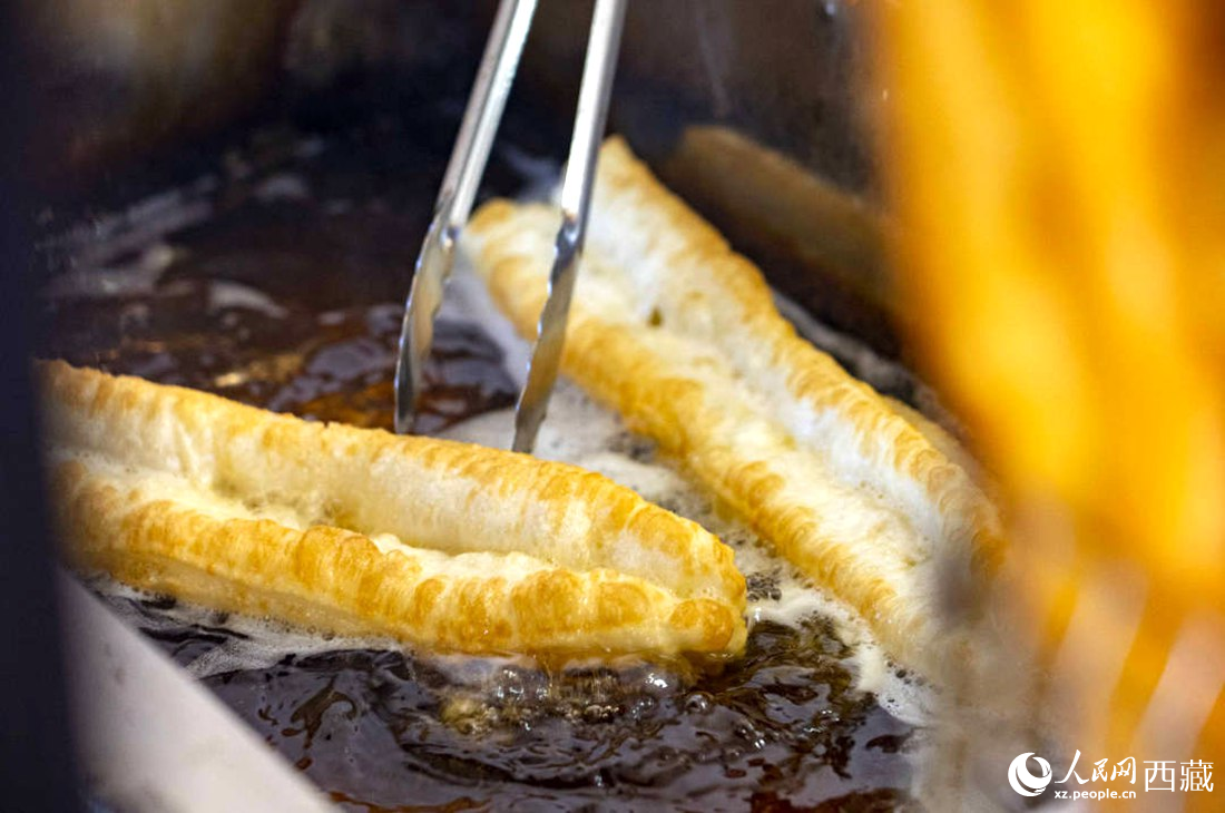 熱氣騰騰的油條。人民網(wǎng) 次仁羅布攝